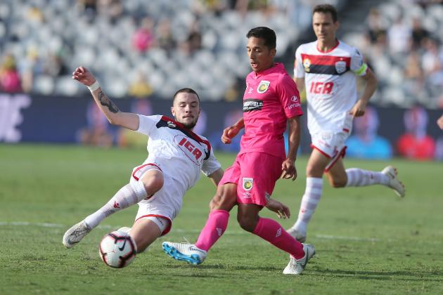 GOSFORD, AUSTRALIA - NOVEMBER 04: Tom Hiariej of the Mariners contests the ball with Apostolos Stamatelopoulos of Adelaide during the round three A-League match between the Central Coast Mariners and Adelaide United at Central Coast Stadium on November 4, 2018 in Gosford, Australia. (Photo by Tony Feder/Getty Images)