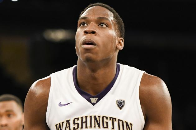 NEW YORK, NY - NOVEMBER 16: Noah Dickerson #15 of the Washington Huskies shoots a free throw during the 2K Classic at Madison Square Garden on November 16, 2017 in New York City. (Photo by Porter Binks/Getty Images)