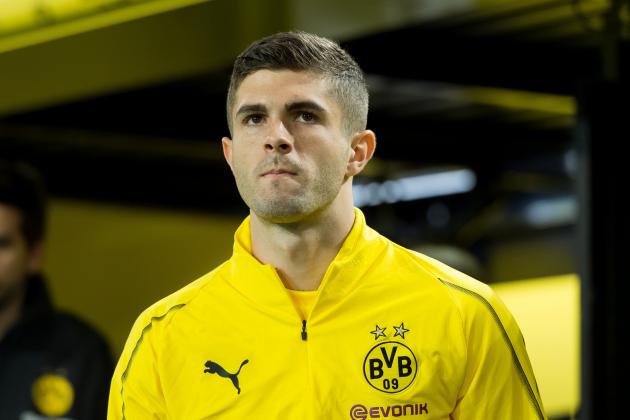 DORTMUND, GERMANY - NOVEMBER 10: Christian Pulisic of Borussia Dortmund looks on during the Bundesliga match between Borussia Dortmund and FC Bayern Muenchen at Signal Iduna Park on November 10, 2018 in Dortmund, Germany. (Photo by TF-Images/Getty Images)