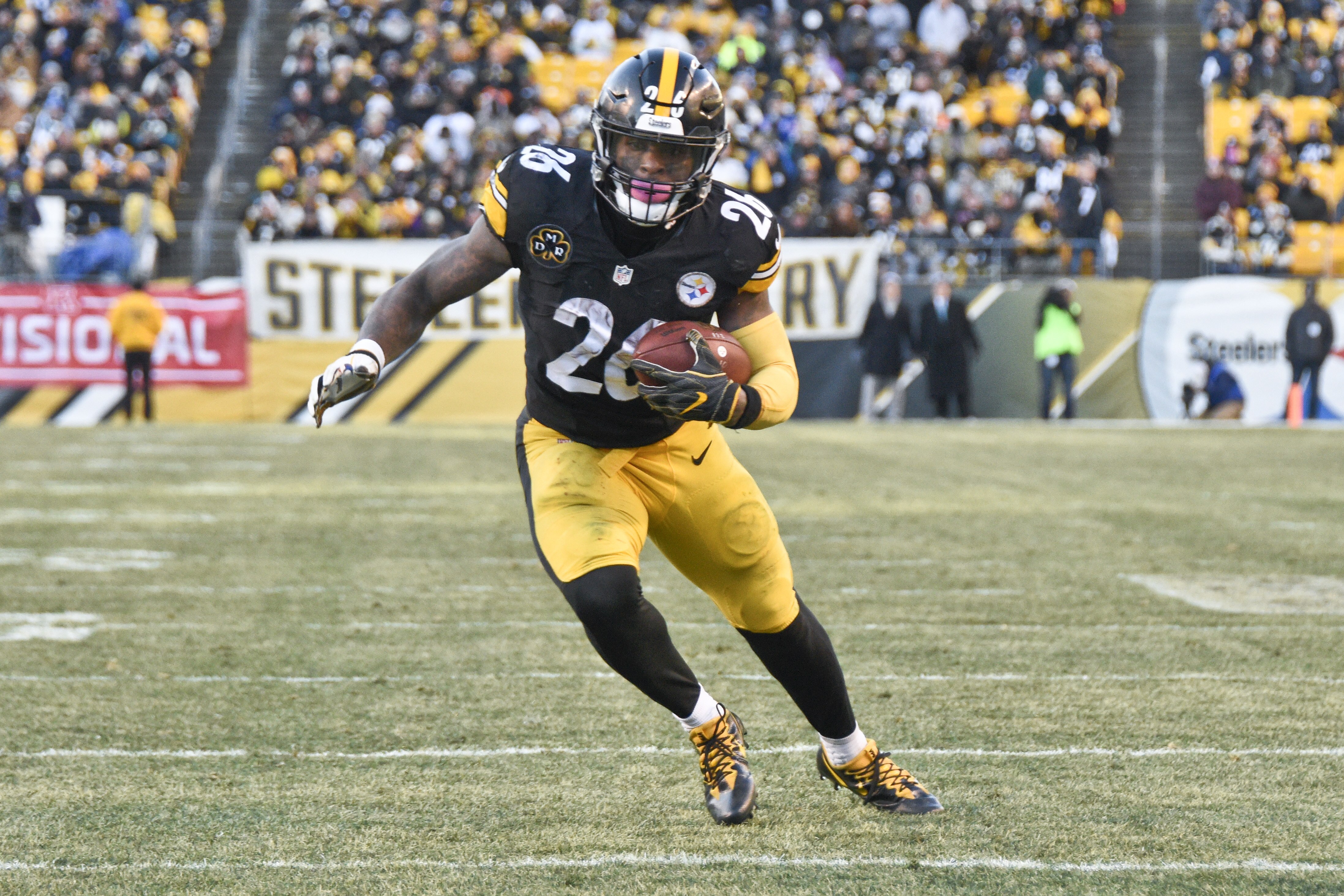 Le Veon Bell S Locker Cleaned Out By Steelers Players After