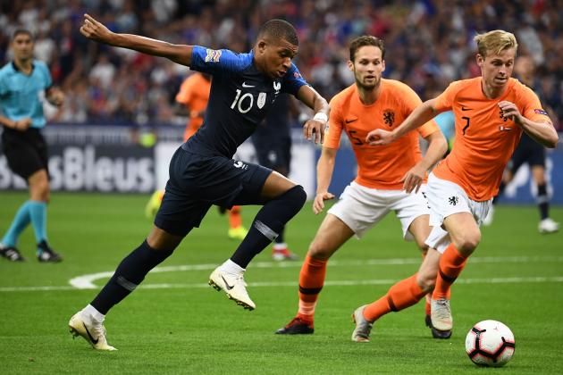 TOPSHOT - France's midfielder Kylian Mbappe (C) vies for the ball with Netherlands' midfielder Frenckie De Jong (R) during the UEFA Nations League football match between France and Netherlands at the Stade de France stadium, in Saint-Denis, northern of Paris, on September 9, 2018. (Photo by Anne-Christine POUJOULAT / AFP)        (Photo credit should read ANNE-CHRISTINE POUJOULAT/AFP/Getty Images)