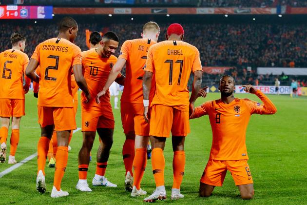 ROTTERDAM, NETHERLANDS - NOVEMBER 16: Georginio Wijnaldum of Holland celebrates 1-0 with Denzel Dumfries of Holland, Memphis Depay of Holland, Matthijs de Ligt of Holland, Ryan Babel of Holland  during the  UEFA Nations league match between Holland  v France  at the Feyenoord Stadium on November 16, 2018 in Rotterdam Netherlands (Photo by Peter Lous/Soccrates/Getty Images)