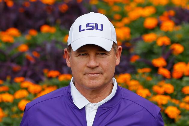 AUBURN, AL - SEPTEMBER 24:  Head coach Les Miles of the LSU Tigers leads his team onto the field to face the Auburn Tigers at Jordan-Hare Stadium on September 24, 2016 in Auburn, Alabama.  (Photo by Kevin C. Cox/Getty Images)