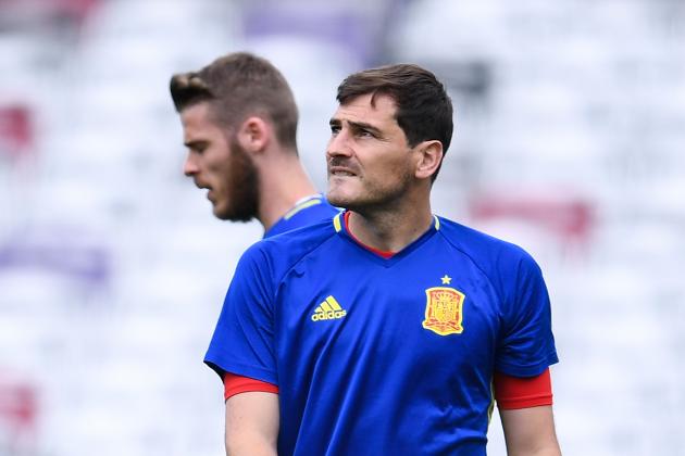 TOULOUSE, FRANCE - JUNE 12:  David de Gea (L) and Iker Casillas of Spain during a training session ahead of their UEFA Euro 2016 Group D match at the Stadium Municipal on June 11, 2016 in Toulouse, France.  (Photo by David Ramos/Getty Images)