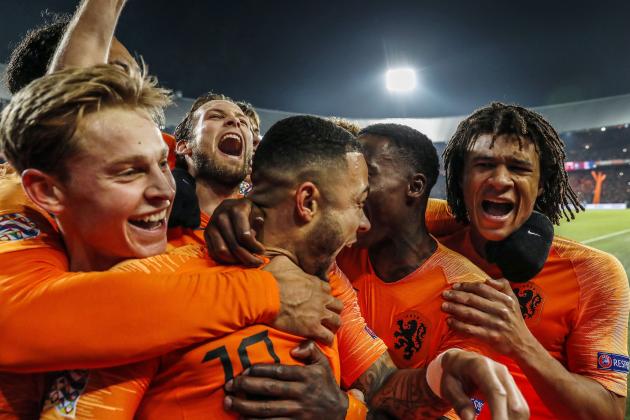 (L-R) Frenkie de Jong of Holland, Virgil van Dijk of Holland, Daley Blind of Holland, Memphis Depay of Holland, Quincy Promes of Holland, Nathan Ake of Holland during the UEFA Nations League A group 1 qualifying match between The Netherlands and France at stadium De Kuip on November 16, 2018 in Rotterdam, The Netherlands(Photo by VI Images via Getty Images)