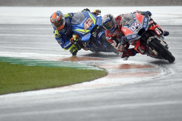Team SUZUKI ECSTAR's Spanish rider Alex Rins (L) and Ducati Team's Italian rider Andrea Dovizioso compete during the MotoGP race of the Valencia Grand Prix at the Ricardo Tormo racetrack in Cheste, on November 18, 2018. (Photo by JOSE JORDAN / AFP)        (Photo credit should read JOSE JORDAN/AFP/Getty Images)