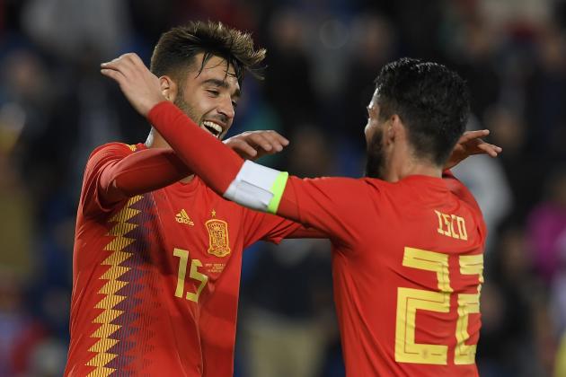 Spain's midfielder Brais Mendez (L) celebrates a goal with Spain's midfielder Isco during the international friendly football match between Spain and Bosnia-Herzegovina at the Gran Canaria stadium in Las Palmas on November 18, 2018. (Photo by LLUIS GENE / AFP)        (Photo credit should read LLUIS GENE/AFP/Getty Images)