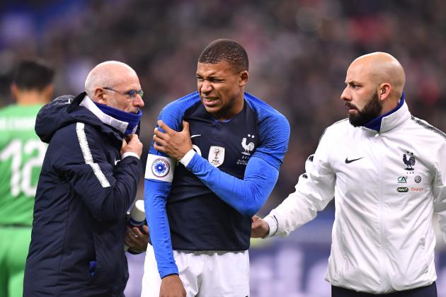 PARIS, FRANCE - NOVEMBER 20:  Kylian Mbappe of France reacts after being injured following a tackle by Uruguay's goalie Martin Campana during the international friendly match between France and Uruguay at Stade de France on November 20, 2018 in Paris, France.  (Photo by Aurelien Meunier/Getty Images)