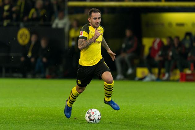 DORTMUND, GERMANY - NOVEMBER 10: Paco Alcacer of Borussia Dortmund controls the ball during the Bundesliga match between Borussia Dortmund and FC Bayern Muenchen at Signal Iduna Park on November 10, 2018 in Dortmund, Germany. (Photo by TF-Images/Getty Images)