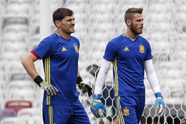 Spain's goalkeepers David De Gea, right, and Iker Casillas attend a training session at the Stadium Municipal in Toulouse, France, Sunday, June 12, 2016. Spain will face against Czech Republic in a Euro 2016 Group D soccer match in Toulouse on Monday, June 13. (AP Photo/Manu Fernandez)