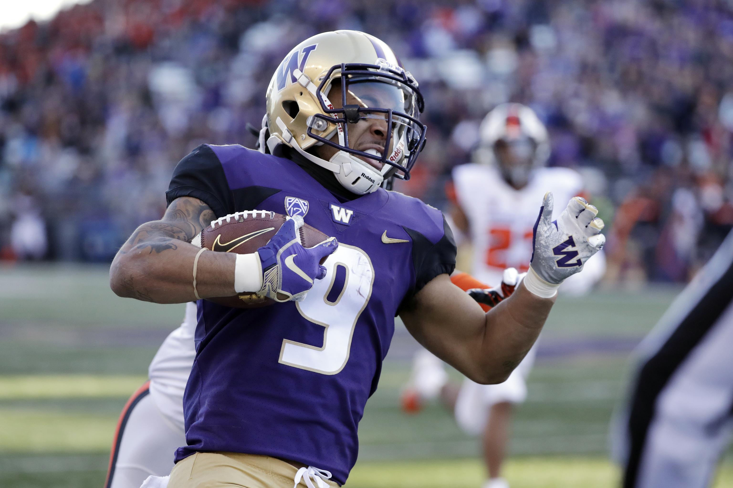 Washington Huskies linebacker Ben Burr-Kirven tackling a record