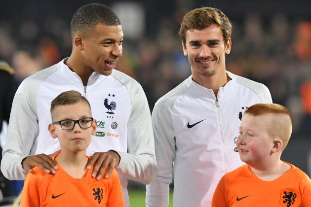 France's forward Kylian Mbappe (L) and France's forward Antoine Griezmann (R) pose before kick off of the UEFA Nations League football match between the Netherlands and France at the Feijenoord stadium in Rotterdam on November 16, 2018. (Photo by EMMANUEL DUNAND / AFP)        (Photo credit should read EMMANUEL DUNAND/AFP/Getty Images)