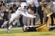 El wide receiver de los Chargers de Los Ángeles, Keenan Allen, se queda con un pase para anotar en la segunda mitad del juego ante los Steelers de Pittsburgh, el domingo 2 de diciembre de 2018 en Pittsburgh. En el suelo se encuentra el safety de los Steelers, Sean Davis. (AP Foto/Don Wright)