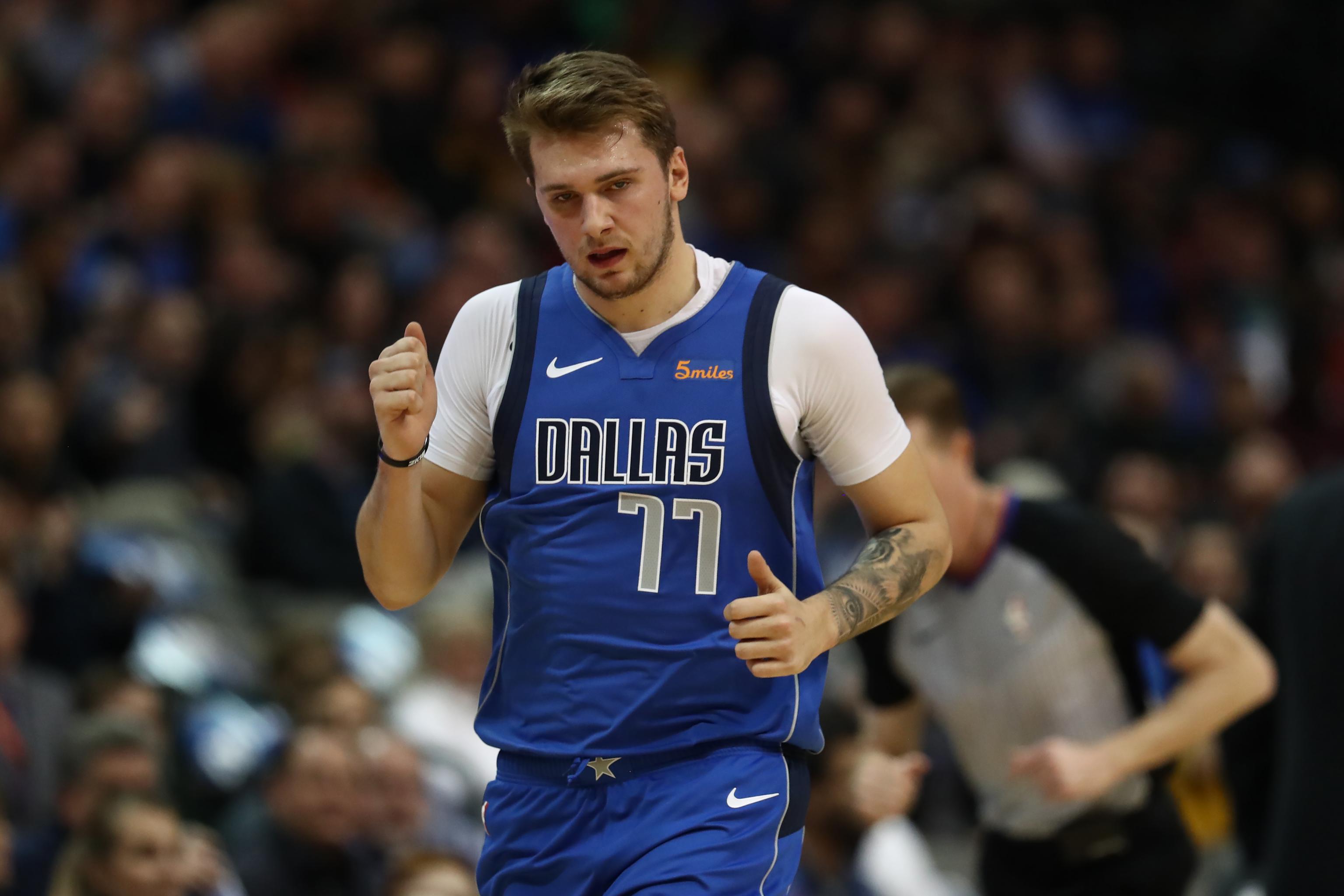 Mavs rookie Luka Doncic gives young fan his jersey after running