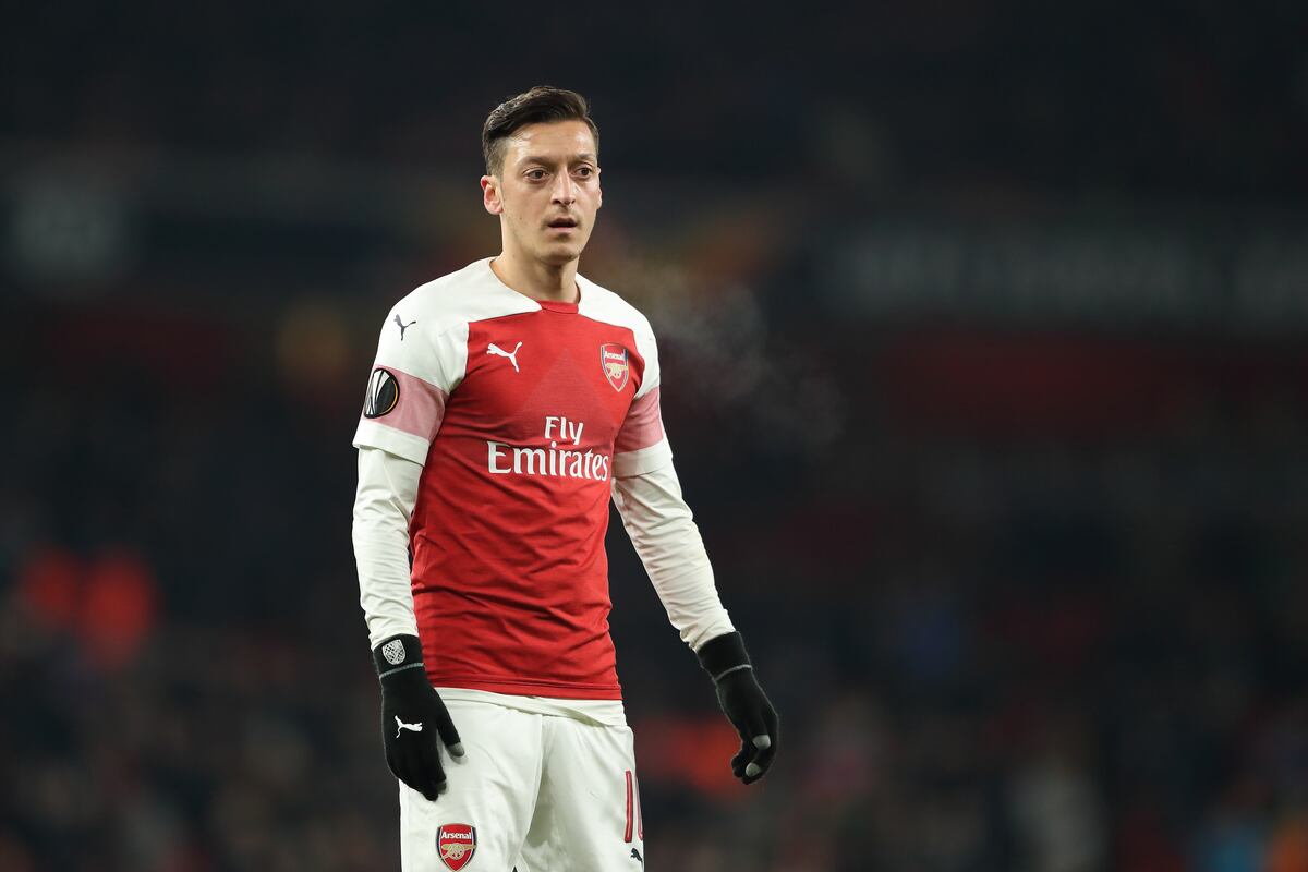 Per Mertesacker Challenges Mesut Ozil to Fight for His ...