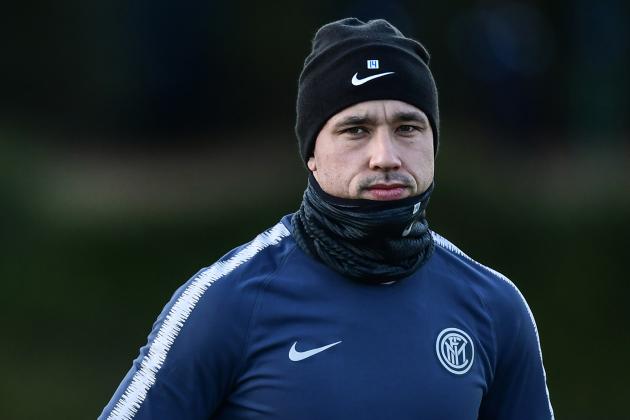 Inter Milan's Belgian midfielder Radja Nainggolan looks on during a training session on the eve of the UEFA Champions League group B football match Inter Milan vs PSV Eindhoven on December 10, 2018 at the training ground of Appiano Gentile, north of Milan. (Photo by Miguel MEDINA / AFP)        (Photo credit should read MIGUEL MEDINA/AFP/Getty Images)
