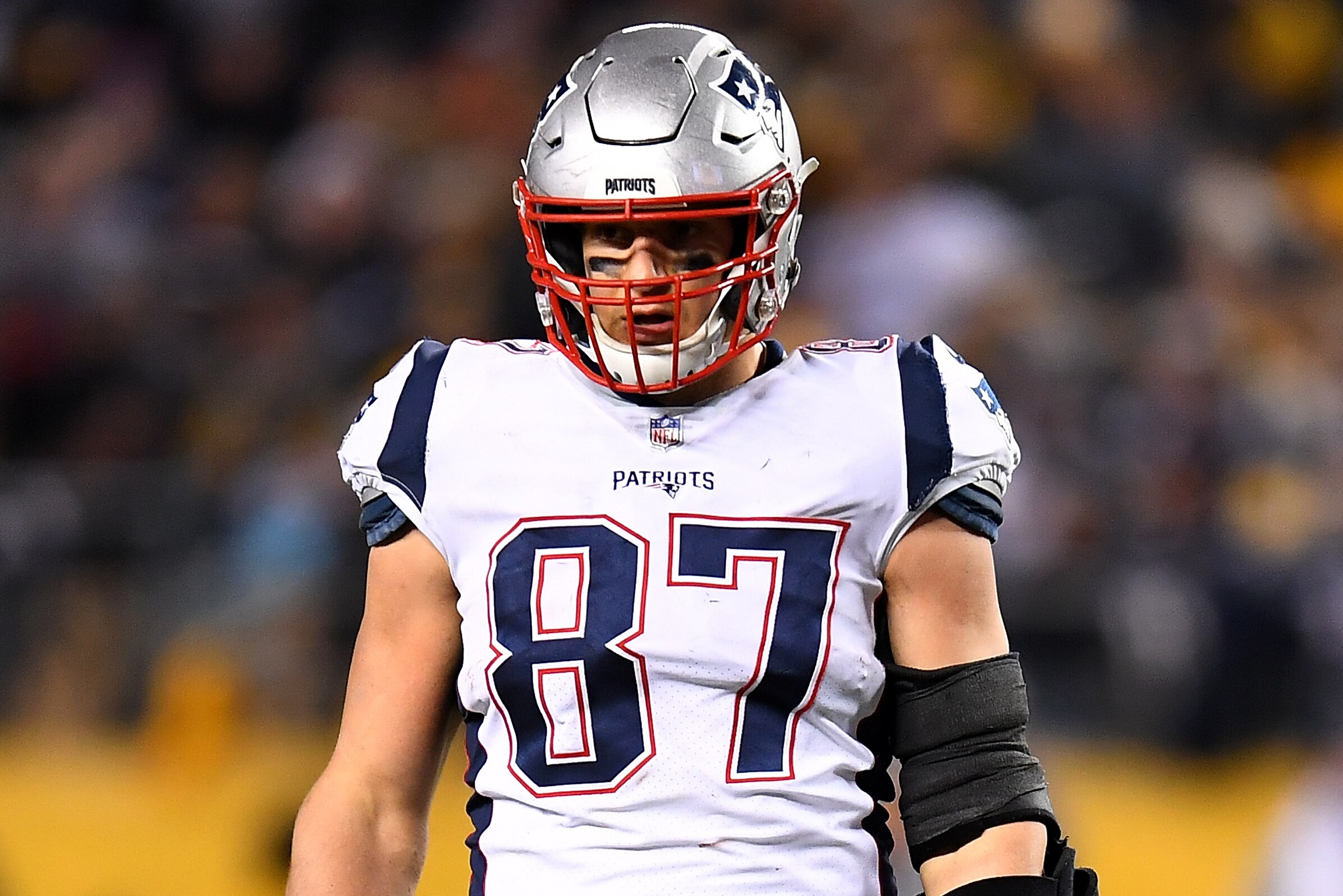 PITTSBURGH, PA - DECEMBER 16:  Rob Gronkowski #87 of the New England Patriots in action during the game against the Pittsburgh Steelers at Heinz Field on December 16, 2018 in Pittsburgh, Pennsylvania. (Photo by Joe Sargent/Getty Images)