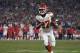 ARCHIVO - En esta foto de archivo del 19 de noviembre de 2018, el running back de los Chiefs de Kansas City, Kareem Hunt, acarrea el balón durante la segunda mitad de un juego de la NFL contra los Rams de Los Ángeles en Los Ángeles. Hunt parece dirigirse a la lista de exentos del comisionado, lo que lo dejaría fuera de actividad mientras la liga investiga un video en el que aparece golpeando a una mujer en febrero, informó el viernes 30 de noviembre de 2018 a The Associated Press una persona con conocimiento de la medida. (AP Foto/Kelvin Kuo, Archivo)
