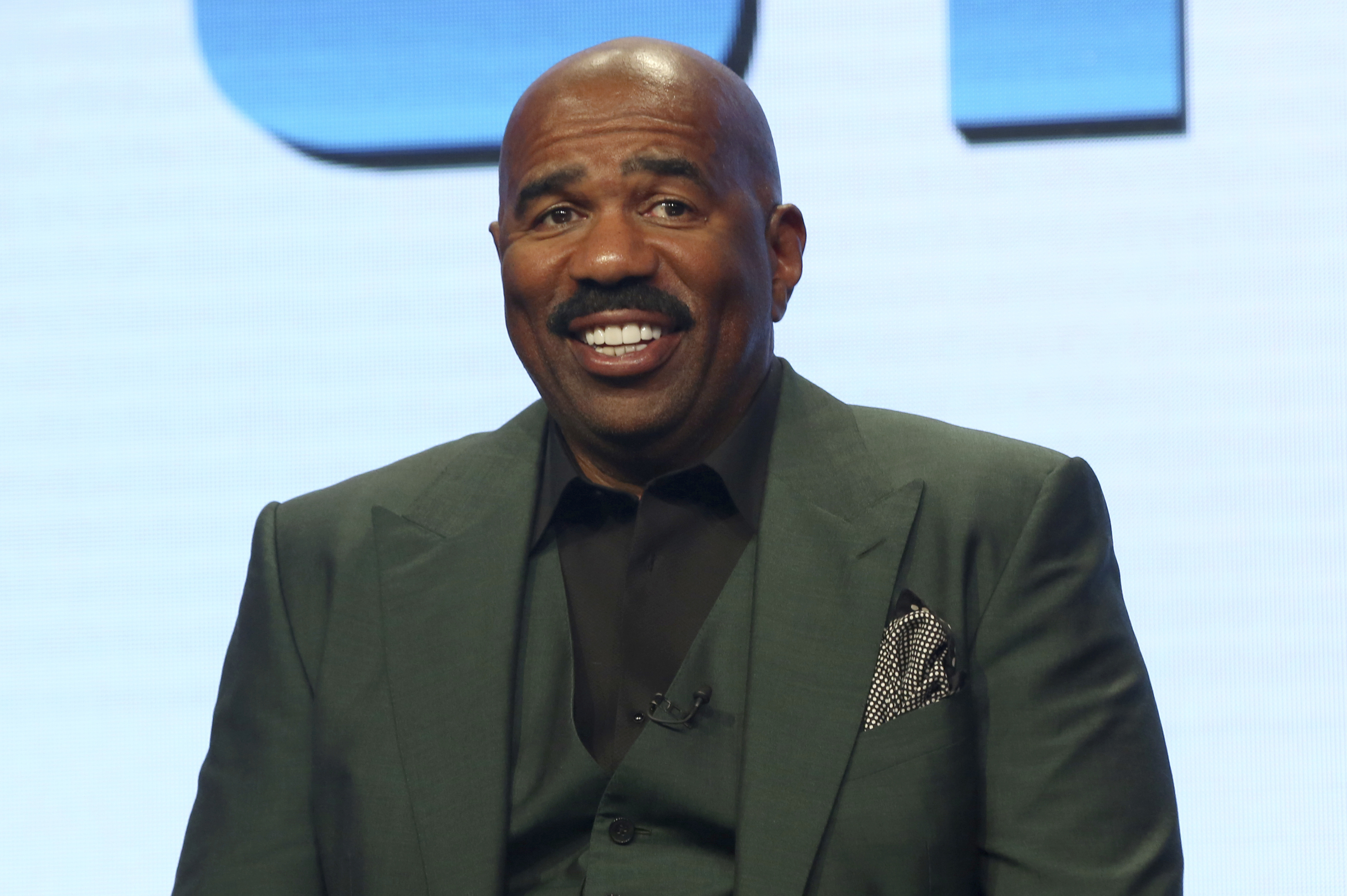 Steve Harvey hosts, Green Day performs at 10th annual NFL Honors