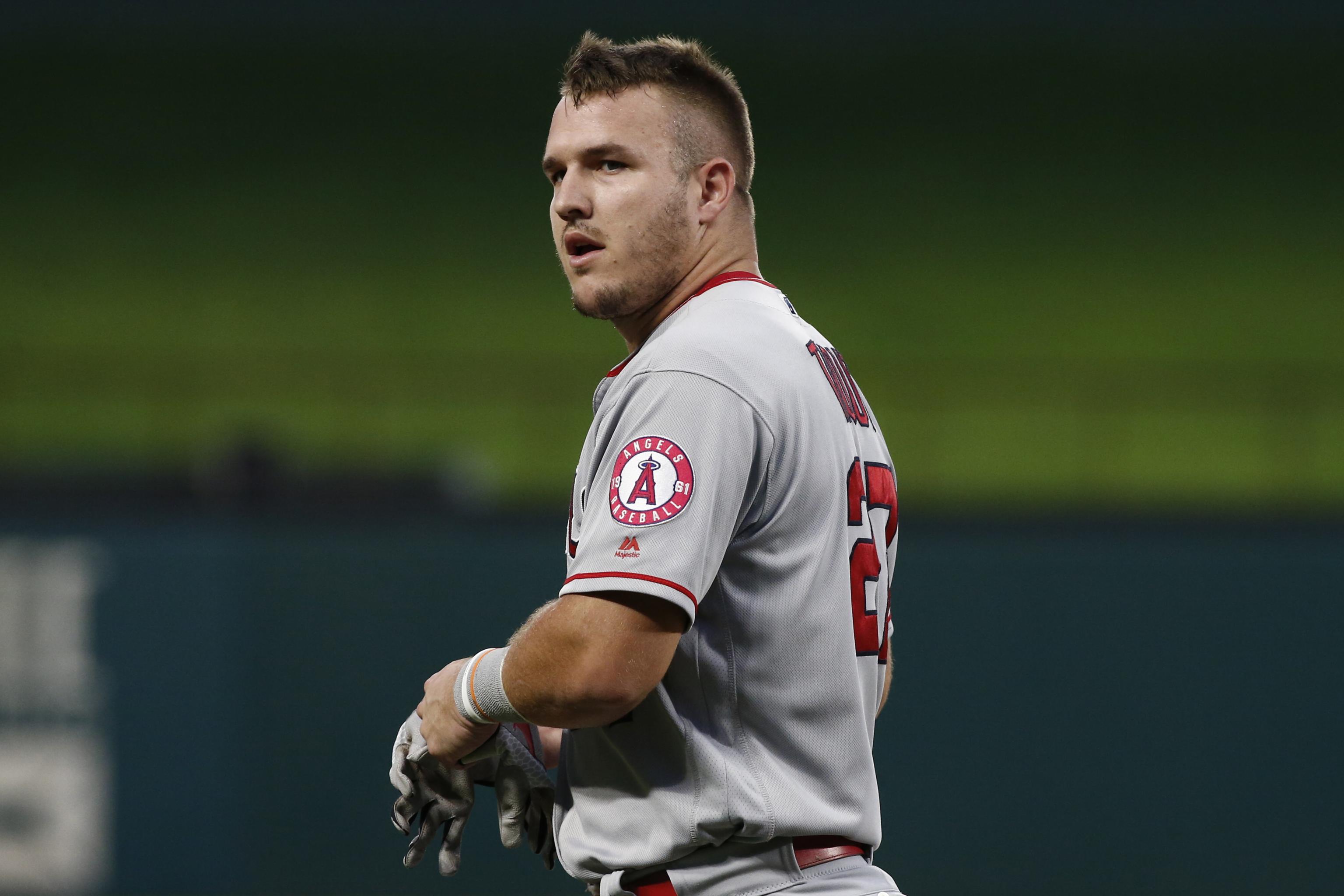 Mike Trout mocks blown call in Phillies' win over Braves