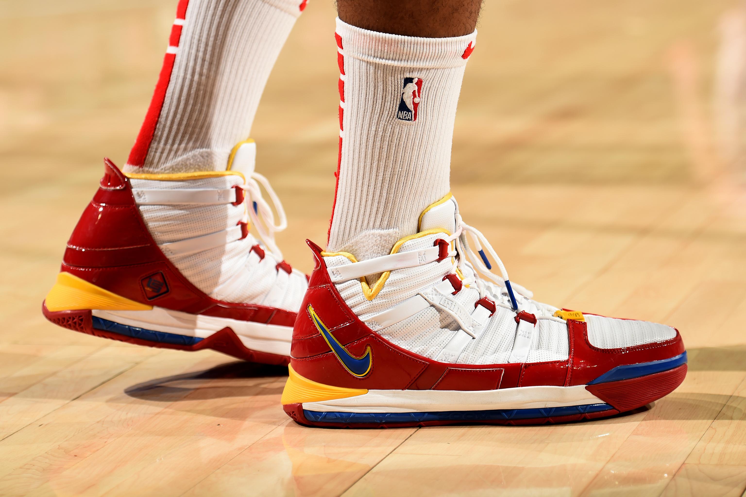 B/R Kicks on X: LeBron arrives for tonight's game wearing the