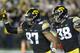 Cidade de Iowa, Iowa-22 de setembro: apertado termina Noah Fant # 87 e T.J. Hockenson # 38 do Iowa Hawkeyes festeja um touchdown durante o primeiro tempo contra o Wisconsin Badgers em 22 de setembro de 2018 no Kinnick Stadium, em Iowa City, Iowa. (Foto de Matthew Holst / Getty Images)