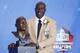 CANTON, OH - 5 AOÛT: Terrell Davis pose avec son buste lors de la cérémonie d'intrusion du Temple de la renommée du football professionnel au Stade du Temple de la renommée Tom Benson le 5 août 2017 à Canton, dans l'Ohio. (Photo par Joe Robbins / Getty Images)