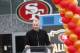 En esta imagen del 21 de octubre de 2018, el ex quarterback de los 49ers de San Francisco Joe Monana durante una ceremonia en Santa Clara, California. (AP Foto/Tony Avelar, Archivo)