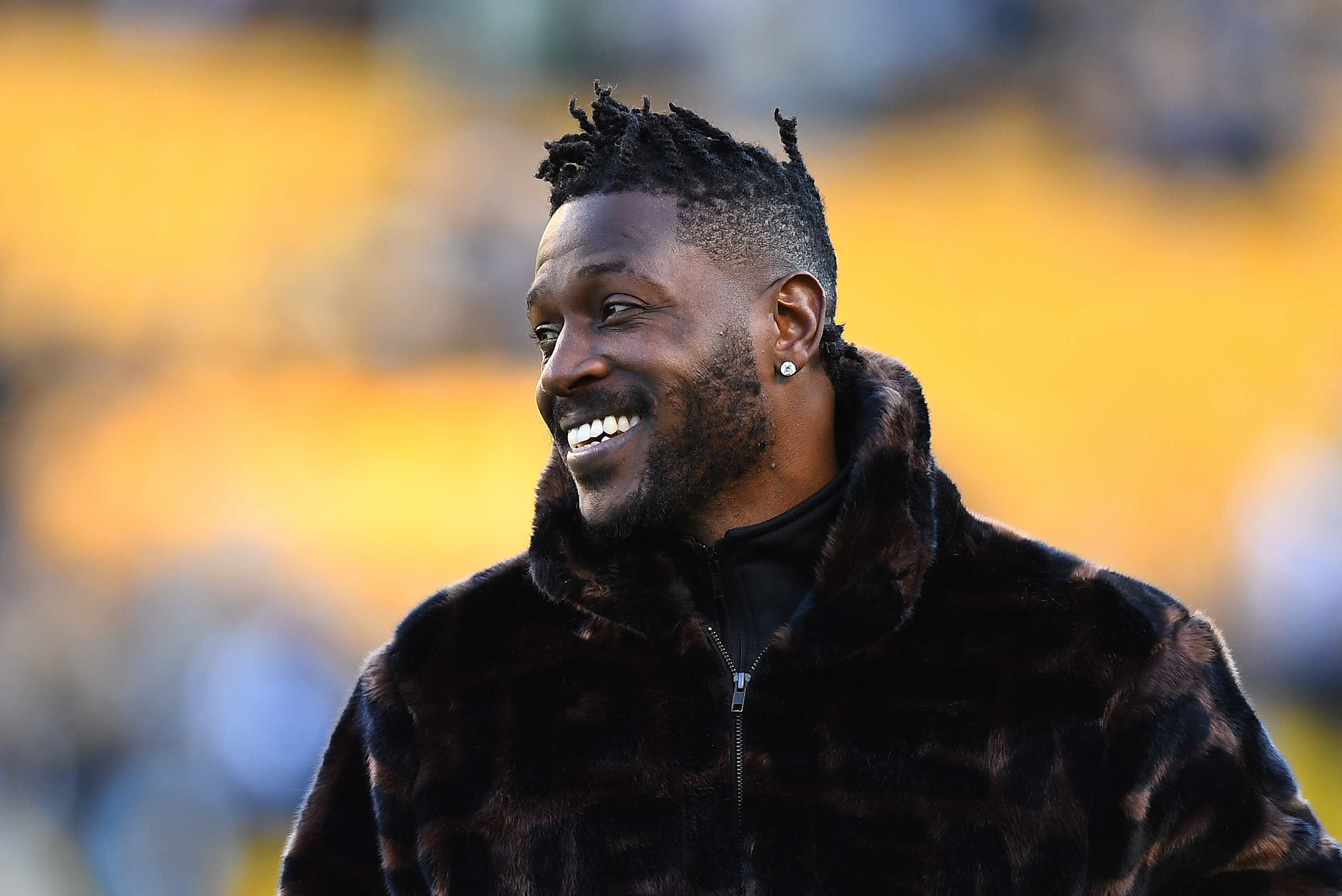 Antonio Brown posts himself in 49ers uniform hugging Jerry Rice on  Instagram