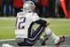 Tom Brady, de los Patriots de Nueva Inglaterra, se sienta en sobre el campo después de terminar el Super Bowl 52 contra los Eagles de Filadelfia el domingo 4 de febrero en Minneapolis. (AP Foto/Charlie Neibergall)