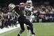 El jugador de los Rams de Los Angeles Nickell Robey-Coleman intercepta un pase al wide receiver Tommylee Lewis de los Saints de Nueva Orleáns en la segunda mitad del partido de campeonato de la Conferencia Nacional de la NFL el domingo, 20 de enero del 2019. (AP Foto/Gerald Herbert)