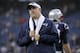 ARCHIVO - En esta fotografía de archivo del 2 de diciembre de 2018, el coordinador ofensivo Josh McDaniels observa el calentamiento de su equipo, los Patrios de Nueva Inglaterra, antes del partido contra los Vikings de Minnesota en Foxborough, Massachusetts. (AP Foto/Elise Amendola, Archivo)