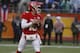 O quarterback do AFC Patrick Mahomes (15), do Kansas City Chiefs, durante a primeira metade do jogo de futebol Pro Bowl da NFL no domingo, 27 de janeiro de 2019, em Orlando, Flórida (AP Photo / Mark LoMoglio)