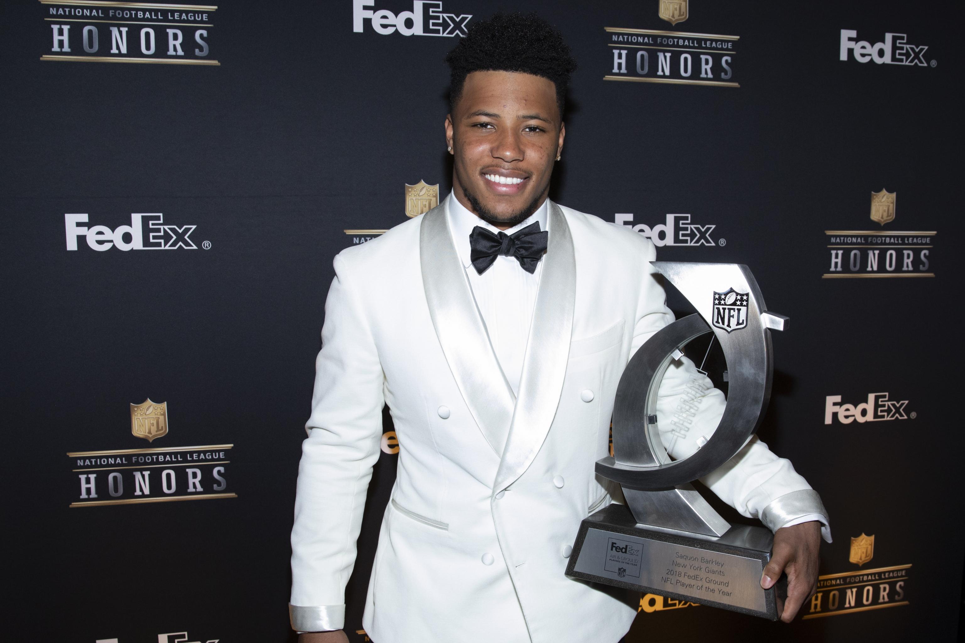 Giants' Saquon Barkley receives 'Quads' chain from Browns' Baker Mayfield  for winning award