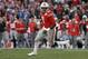 Arquivo - Nesta foto de arquivo de 1 de janeiro de 2019, Dwayne Haskins, quarterback da Ohio State, enfrenta Washington durante a primeira metade do jogo de futebol americano da NCAA, em Pasadena, Califórnia. O zagueiro do Ohio State, recordista Dwayne Haskins Jr. diz ele está saindo da escola para entrar no draft da NFL. O segundo ano do segundo ano anunciou na segunda-feira, 7 de janeiro de 2019, no Twitter, que ele deixará o programa depois de um ano como titular, no qual ele quebrou a maior parte dos recordes de passes para a escola e Big Ten. (AP Photo / Jae C. Hong, Arquivo)