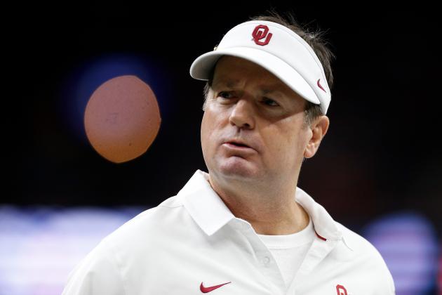 NEW ORLEANS, LA - JANUARY 02: Head coach Bob Stoops of the Oklahoma Sooners looks on against the Auburn Tigers during the Allstate Sugar Bowl at the Mercedes-Benz Superdome on January 2, 2017 in New Orleans, Louisiana. (Photo by Jonathan Bachman/Getty Images)