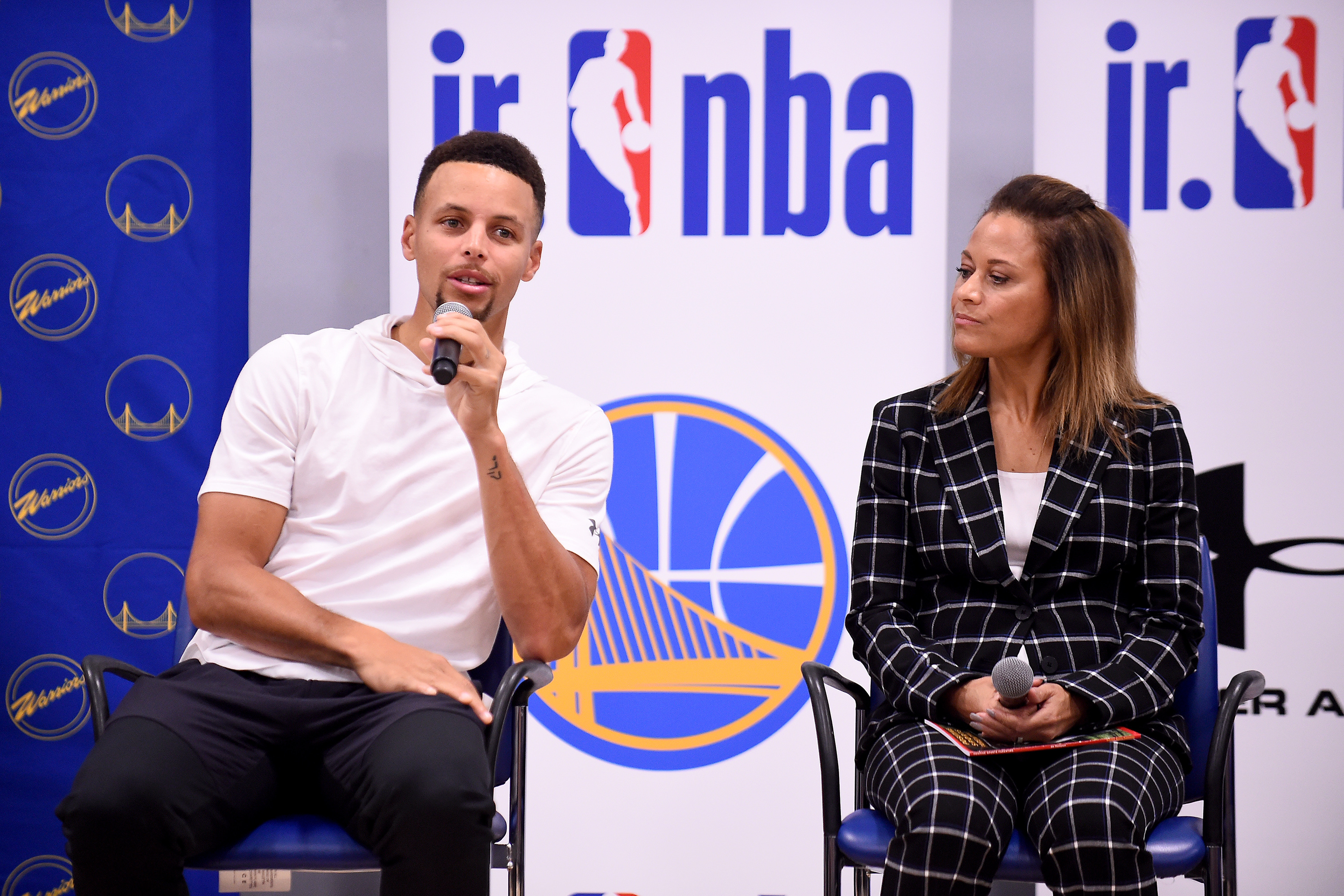 Maybe you would like to learn more about one of these? Steph Curry Mom And Dad : Watch Stephen Curry S Mom Sonya Hit Underhand Halfcourt Shot At All Star Weekend Bleacher Report Latest News Videos And Highlights