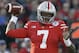 ARQUIVO - Nesta foto de arquivo de 1º de janeiro de 2019, Dwayne Haskins, quarterback da Ohio State University, passa na primeira metade do jogo de futebol americano da NCAA contra Washington, em Pasadena, Califórnia. Um número recorde de jogadores de futebol americano universitários está ultrapassando os anos restantes de elegibilidade para entrar no projecto da NFL, incluindo Dwayne Haskins. (AP Photo / Jae C. Hong, Arquivo)