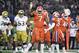 Clemson final defensivo Austin Bryant (7) comemora uma parada novamente Notre Dame durante o jogo de futebol semi-final NCAA Cotton Bowl playoff, sábado, 29 de dezembro de 2018, em Arlington, Texas. (AP Photo / Jeffrey McWhorter)