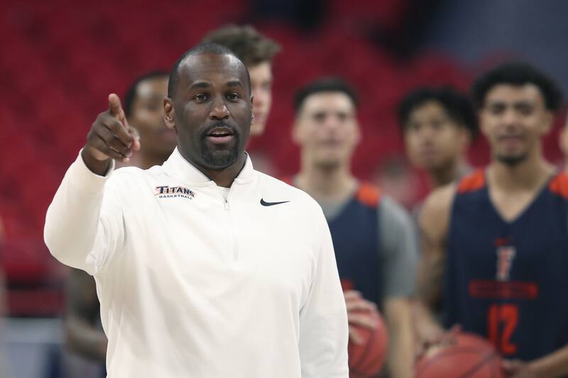 Watch Cal State Fullerton Manager Sammy Jones Check In Sink Layup