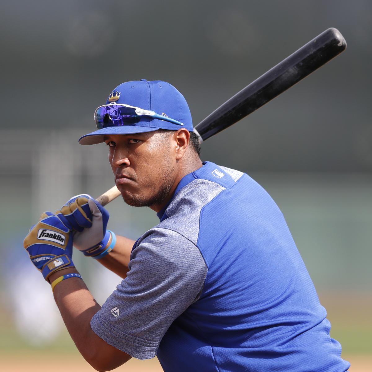 Royals catcher Salvador Perez on DL with intercostal strain