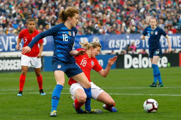 NASHVILLE, TN - MARCH 02:  Ellen White #18 of England collides with Tierna Davidson #12 of the USA during the first half of the 2019 SheBelieves Cup match between USA and England at Nissan Stadium on March 2, 2019 in Nashville, Tennessee.  (Photo by Frederick Breedon/Getty Images)