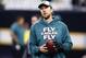 ARCHIVO - En esta foto de archivo del 13 de enero de 2019, el quarterback de los Eagles de Filadelfia, Nick Foles, calienta antes de un juego divisional contra los Saints de Nueva Orleáns, en Nueva Orleáns. (AP Foto/Butch Dill, Archivo)