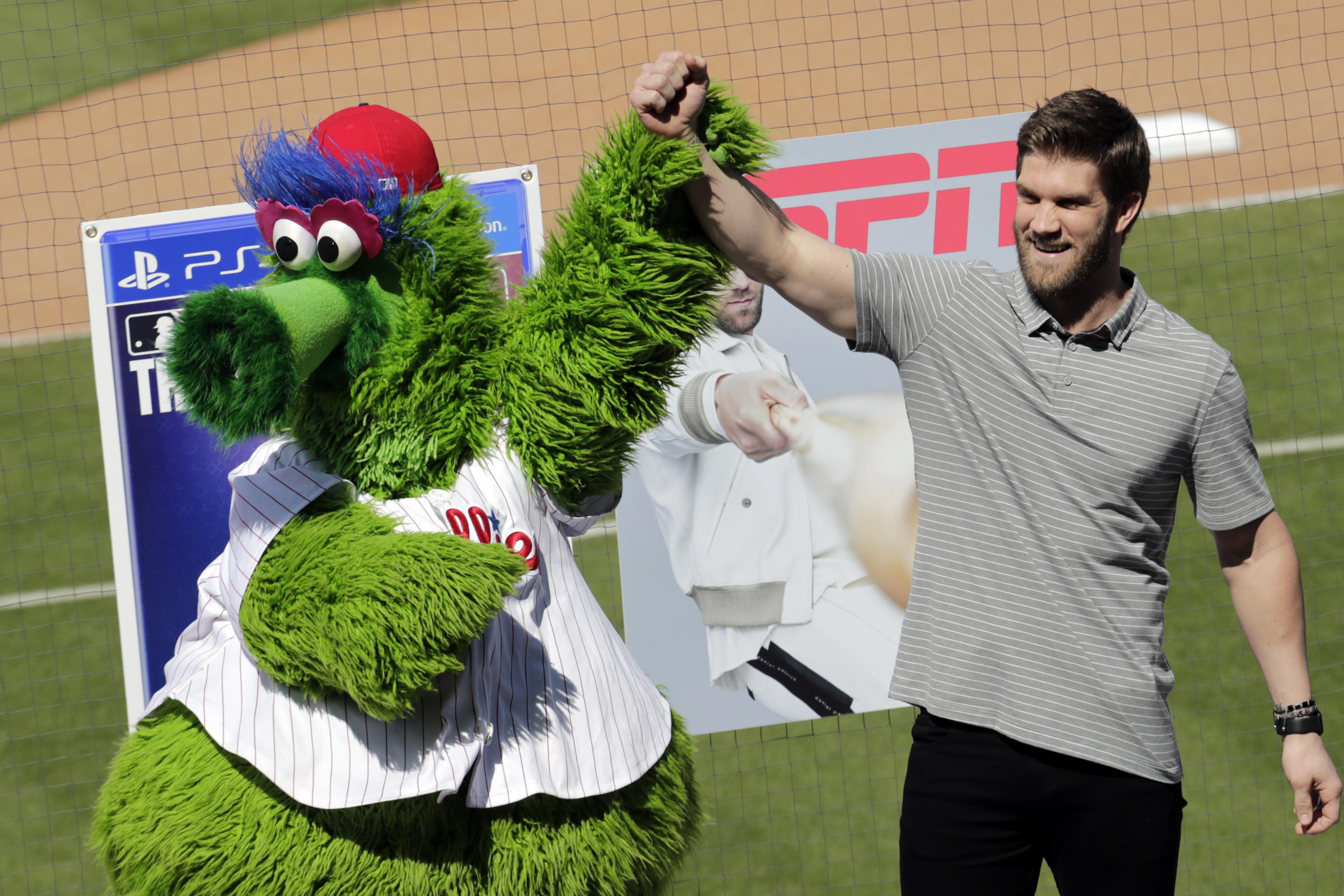 Mets' Noah Syndergaard argues with Braves Mascot Blooper