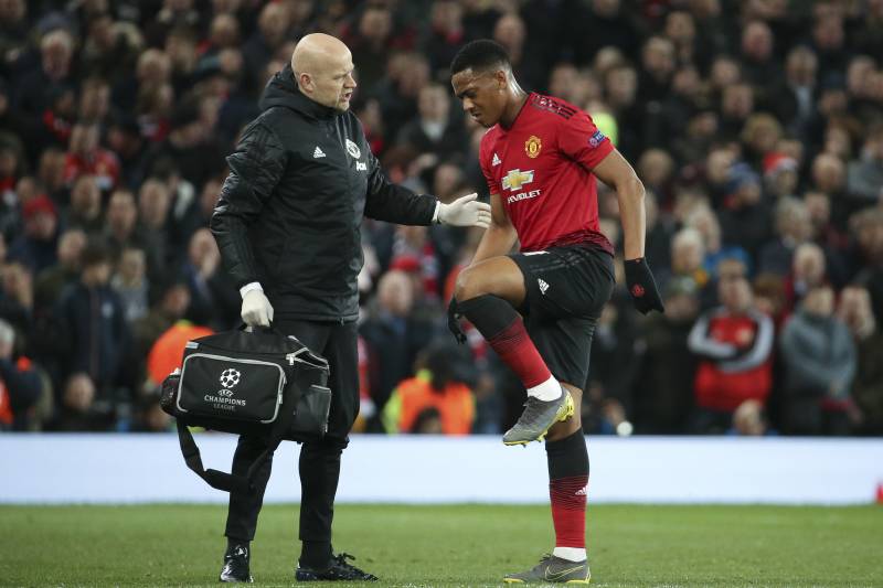 MANCHESTER, ENGLAND - FEBRUARY 12: Anthony Martial of Manchester United, injured, leaves the pitch during the UEFA Champions League Round of 16 First Leg match between Manchester United (Man U) and Paris Saint-Germain (PSG) at Old Trafford stadium on February 12, 2019 in Manchester, England. (Photo by Jean Catuffe/Getty Images)
