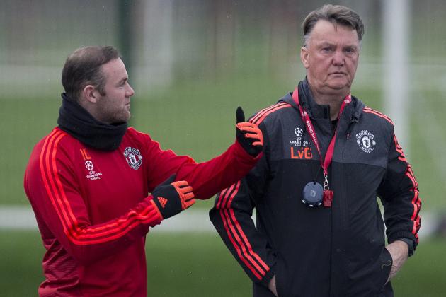 Manchester United's Dutch manager Louis van Gaal (R) talks with Manchester United's English striker Wayne Rooney during a team training session in Manchester, north west England, on November 24, 2015, ahead of their UEFA Champions League Group B football match against PSV Eindhoven on November 25.    AFP PHOTO / OLI SCARFF / AFP / OLI SCARFF        (Photo credit should read OLI SCARFF/AFP/Getty Images)