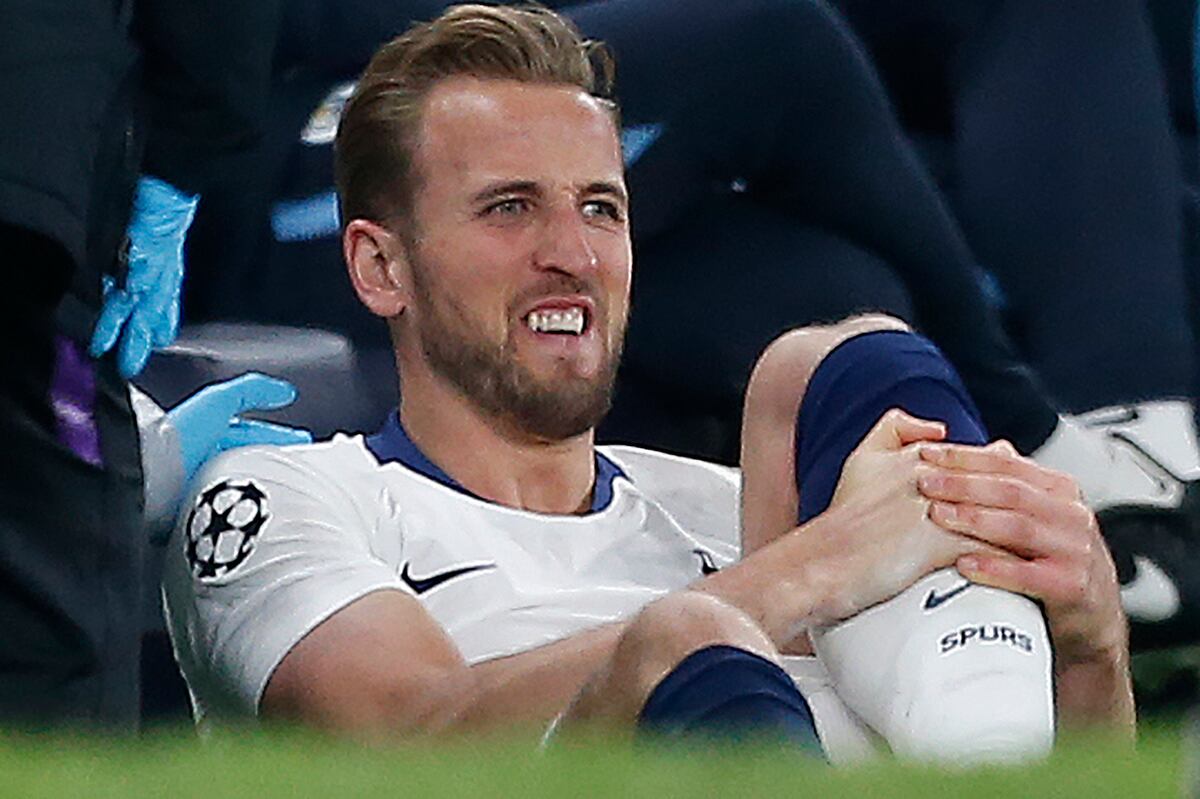 Video: Tottenham's Harry Kane Helped off Pitch After ...