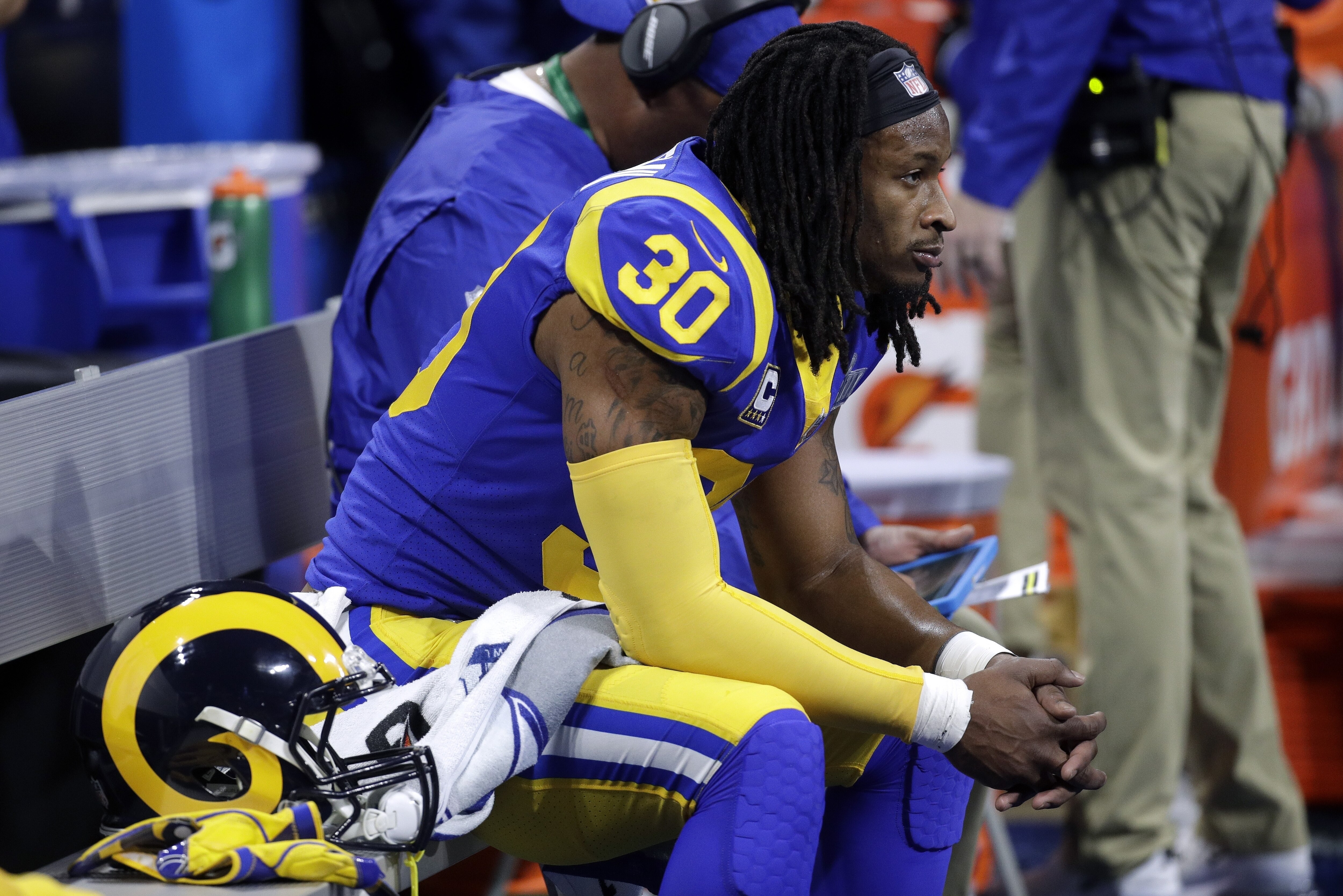 Todd Gurley Says He S Taking Knee Injury Day By Day Just Trying