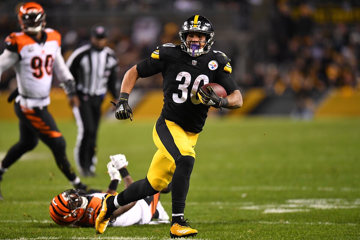 Le�Veon Bell Predicts James Conner Will Score 17
