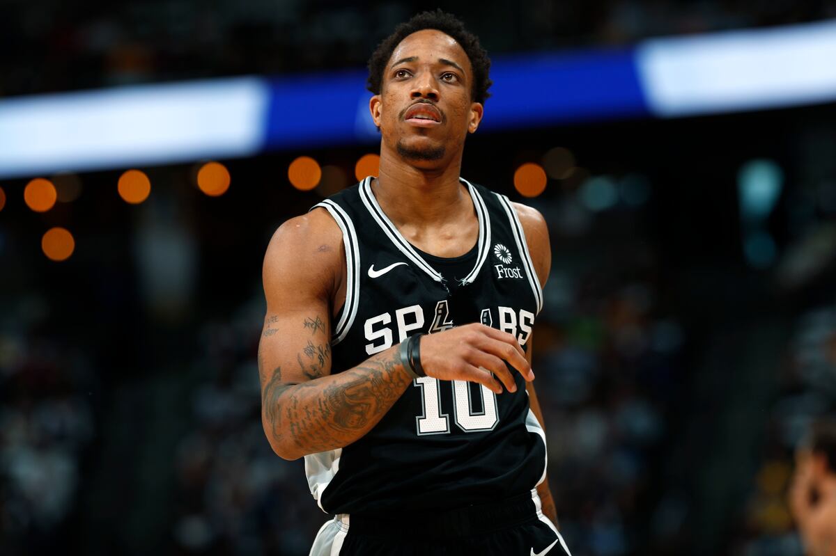Spurs' DeMar DeRozan Fined $25K for Throwing Ball at Referee During